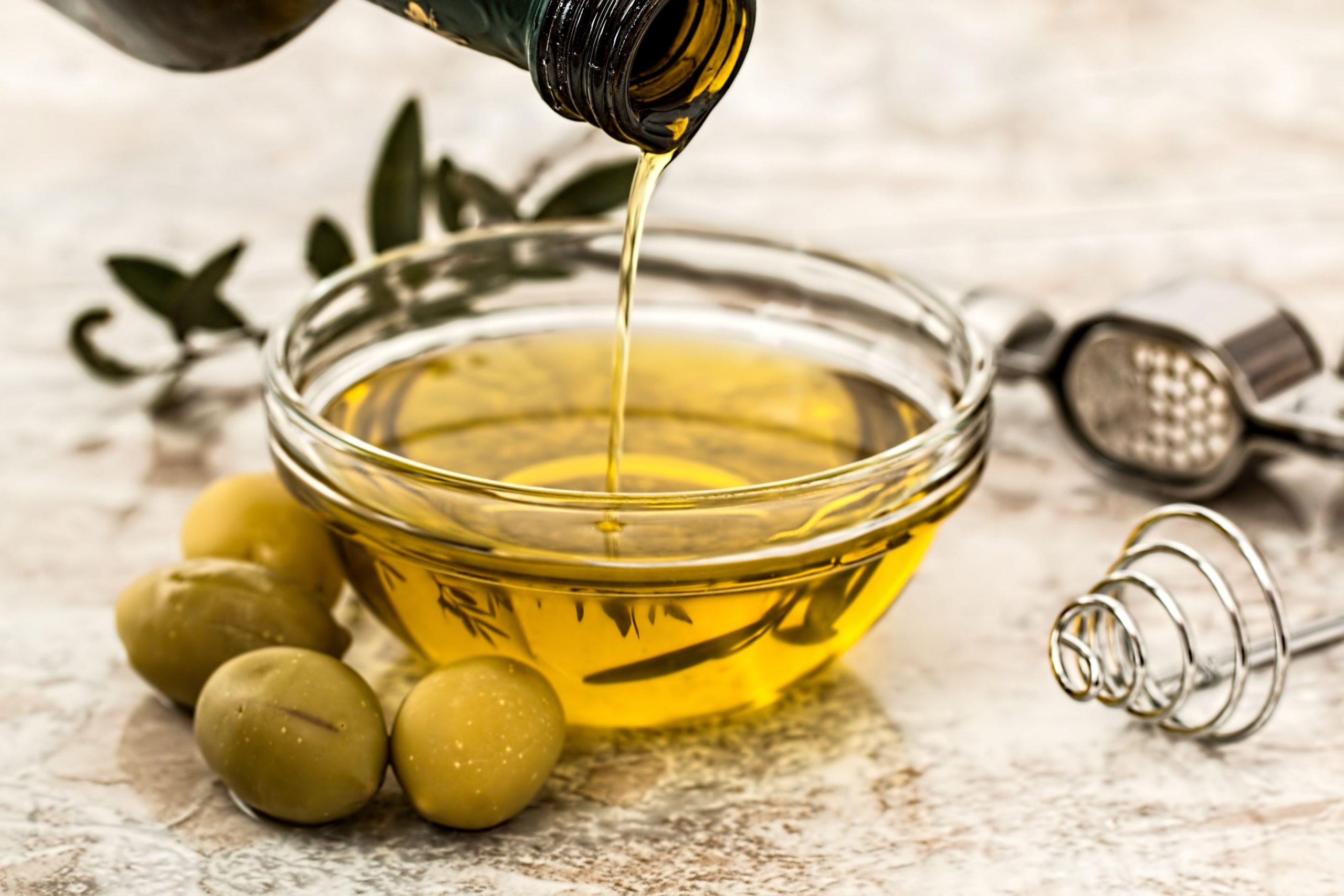 Glasschale Olivenöl grüne Oliven