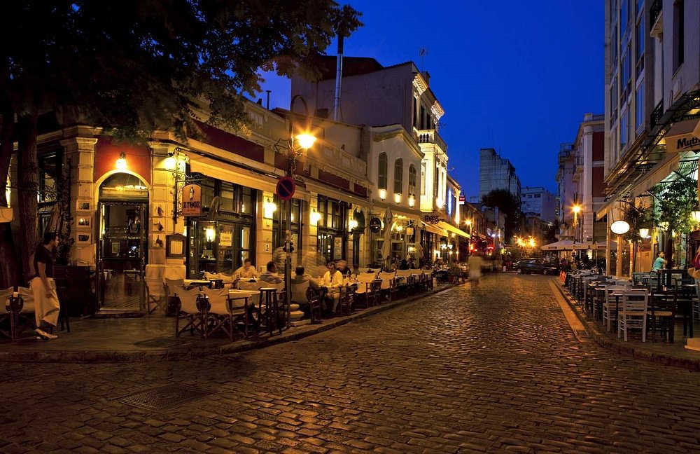 Strasse mit Kopfsteinpflaster bei Nacht, Restaurants, Thessaloniki
