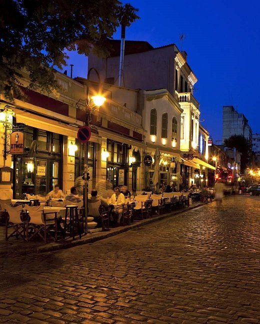Strasse in Thessaloniki bei Nacht beleuchtet