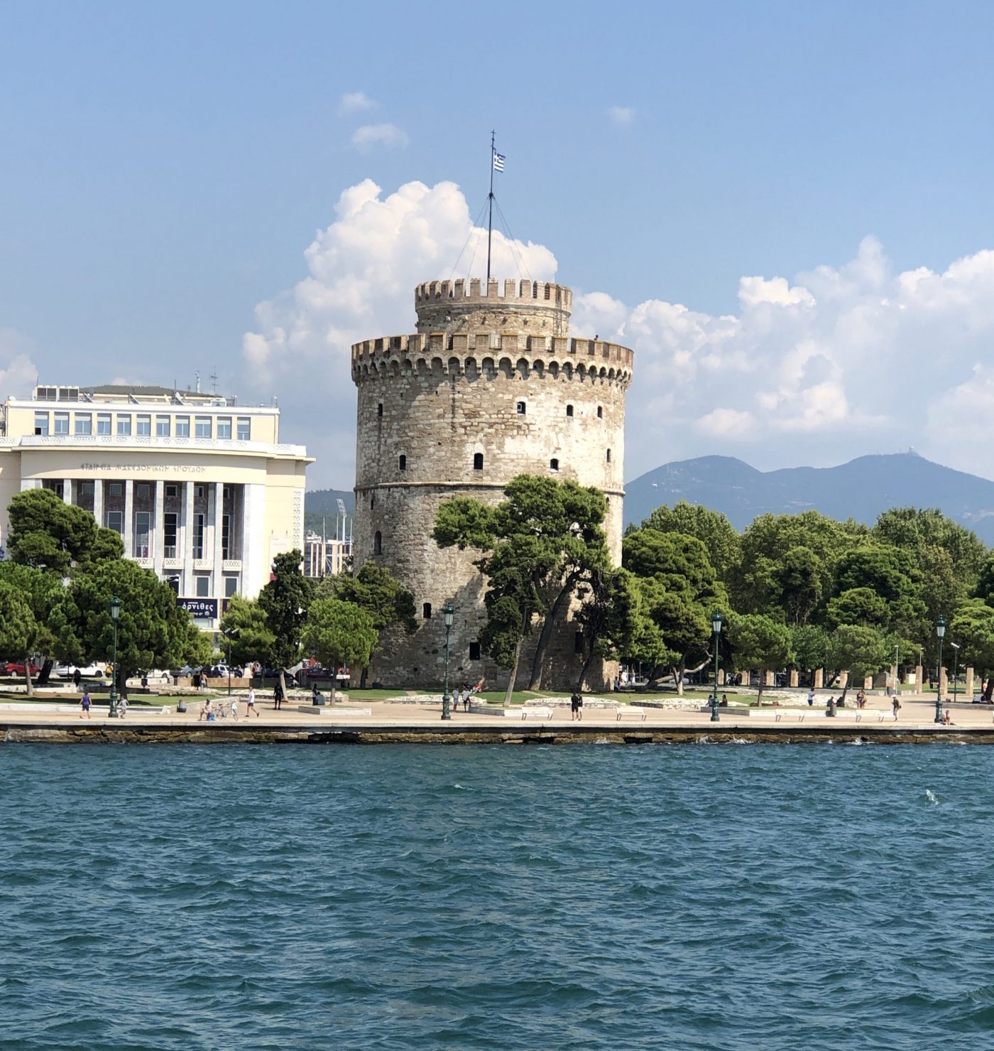 Blick vom Meer auf Thessaloniki mit Weißem Turm