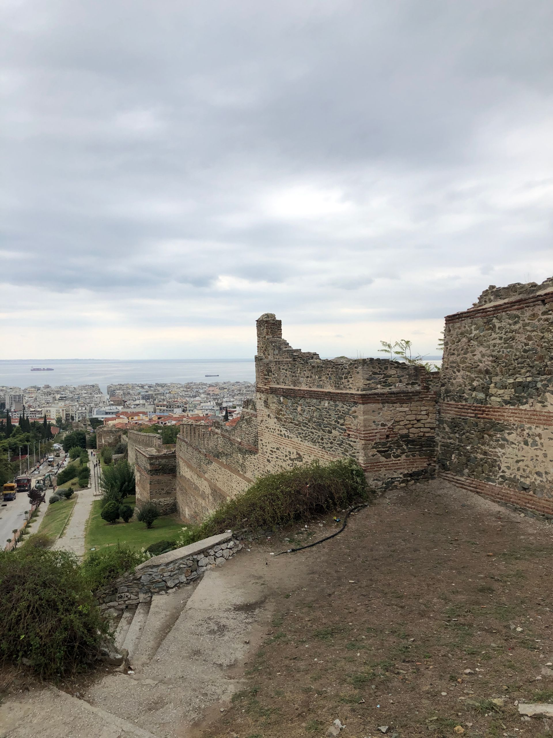 Blick aufs Meer von einem Hügel aus, Stadtmauer mit Turmruine, menschenleer