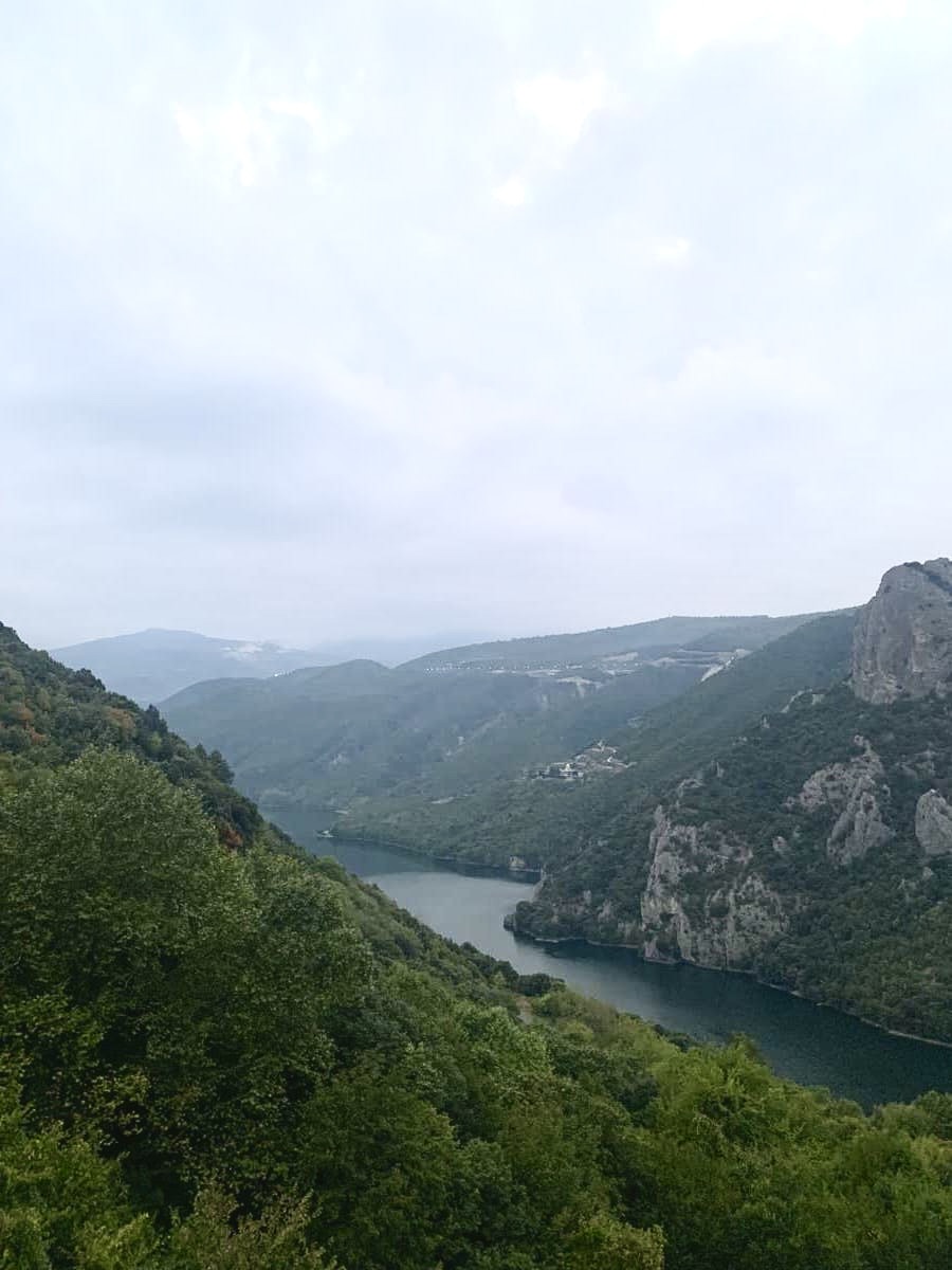 Imthia Landschaft grüne Berge und Fluss Haliakmon bei Tag