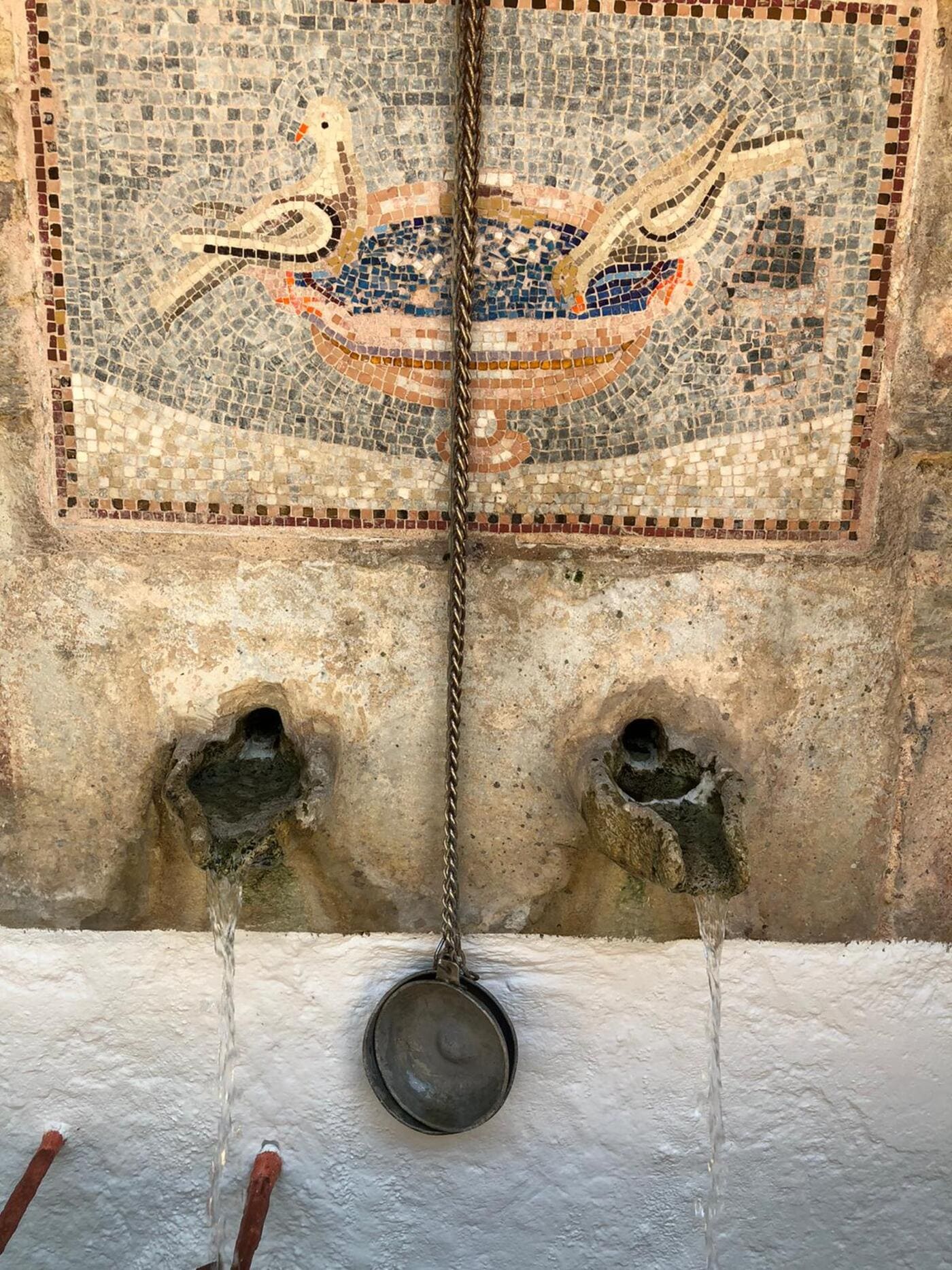 Mosaik mit Fußschale oder Taufbecken, zwei Vögel sitzen auf dem Rand. Kloster Johannes Prodomos Timios