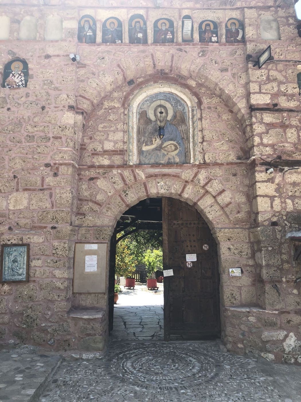Eingang zum Kloster Johannes der Täufer, Johannes Prodomos Timios, mit Wandbildern