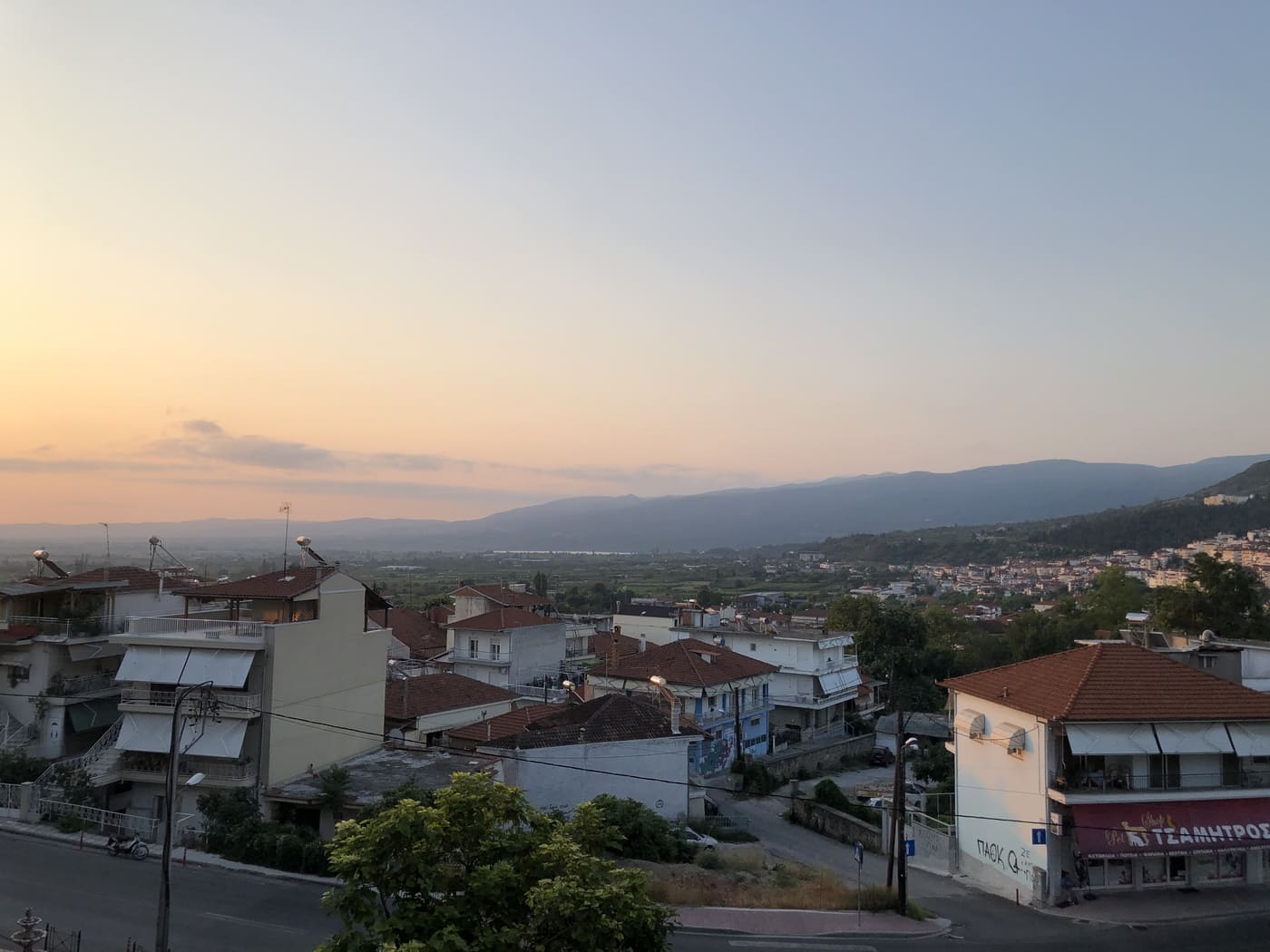 Ausblick auf Stadt Veria, Region Imathia, Sonnenuntergang, Berge, Häuser, Einstimmung auf die Tagestour