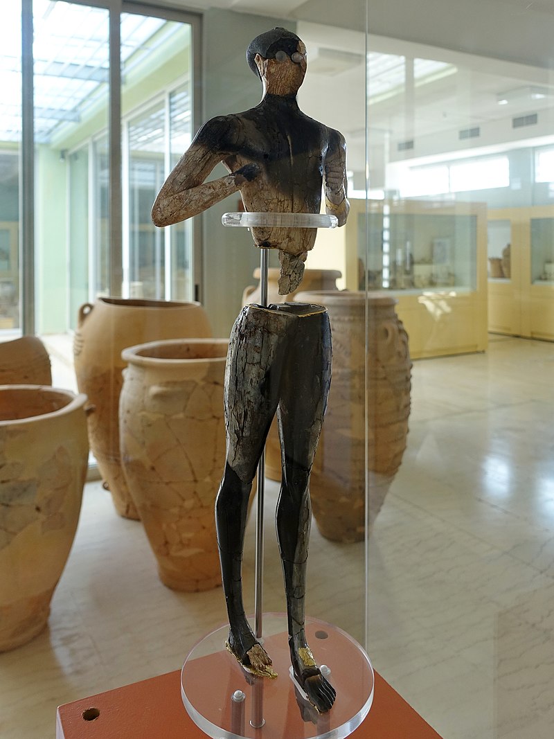 Palaikastro-Kouros, Statuette eines stehenden Jünglings, Sepentin, Bergkristall und Elfenbein, Front, im Museum von Palaikastro