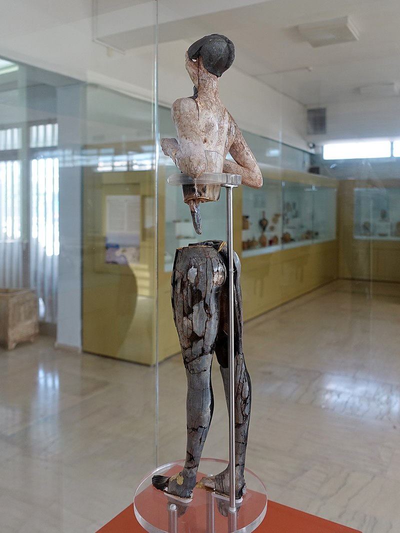 Palaikastro-Kouros, Statuette eines stehenden Jünglings, Sepentin, Bergkristall und Elfenbein, Rückseite, im Museum von Palaikastro