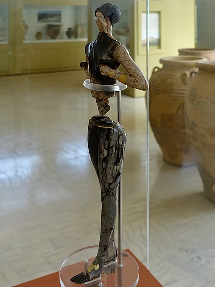 Palaikastro-Kouros, Statuette eines stehenden Jünglings, Sepentin, Bergkristall und Elfenbein, Dreiviertelprofil, im Museum von Palaikastro