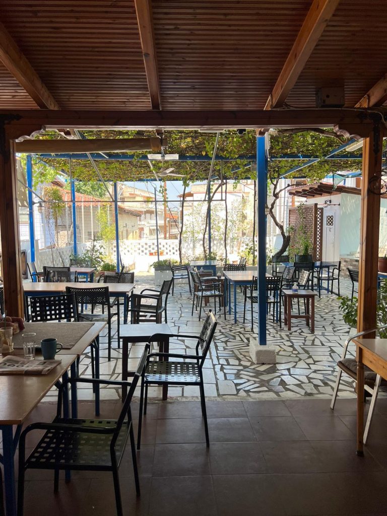 Café mit überdachter Terrasse und Ausblick auf die Stadt Veria, menschenleer, Tag