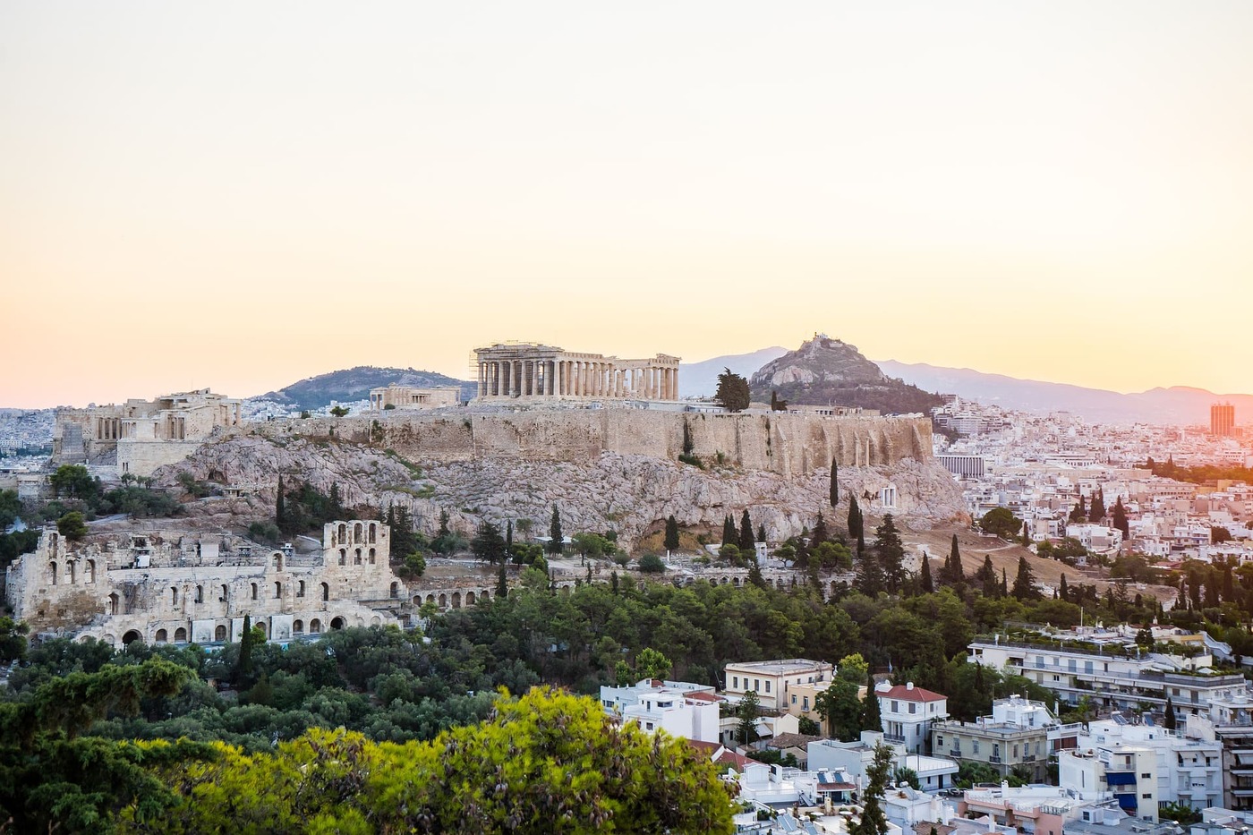 Stadt mit Athen Gebäuden und Tempel, Sonnenaufgang, fast hell 