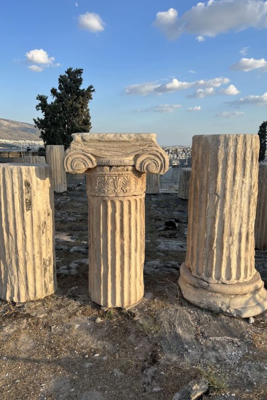 Athen, Akropolis, drei kannelierte Säulen, die mittlere mit ionischem Kapitell, Sonnenschein