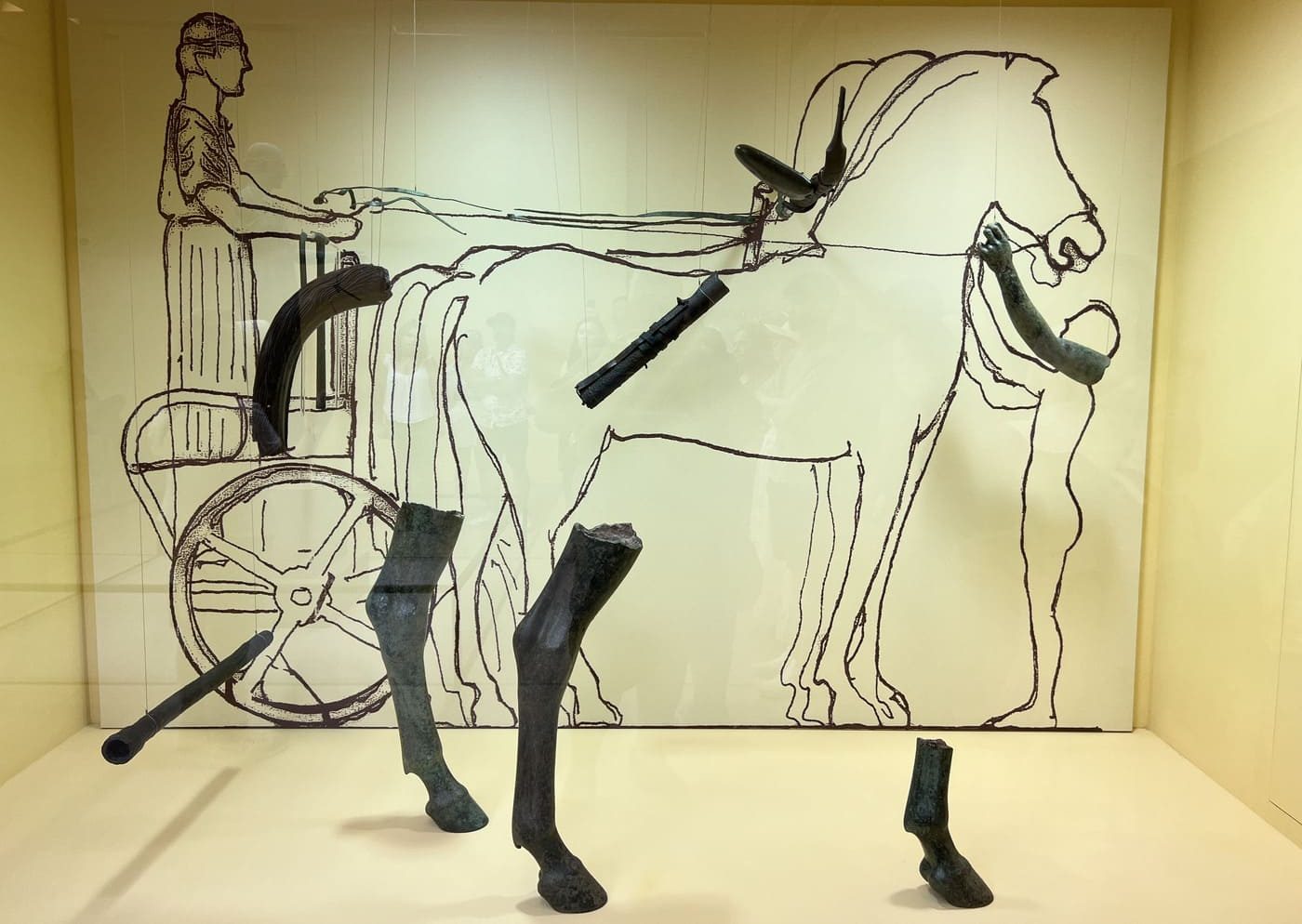 Rekonstruktion eines Wagenlenkers mit Zweier-Gespann, Kombination von Zeichnung und Fundstücken, Museum Delphi