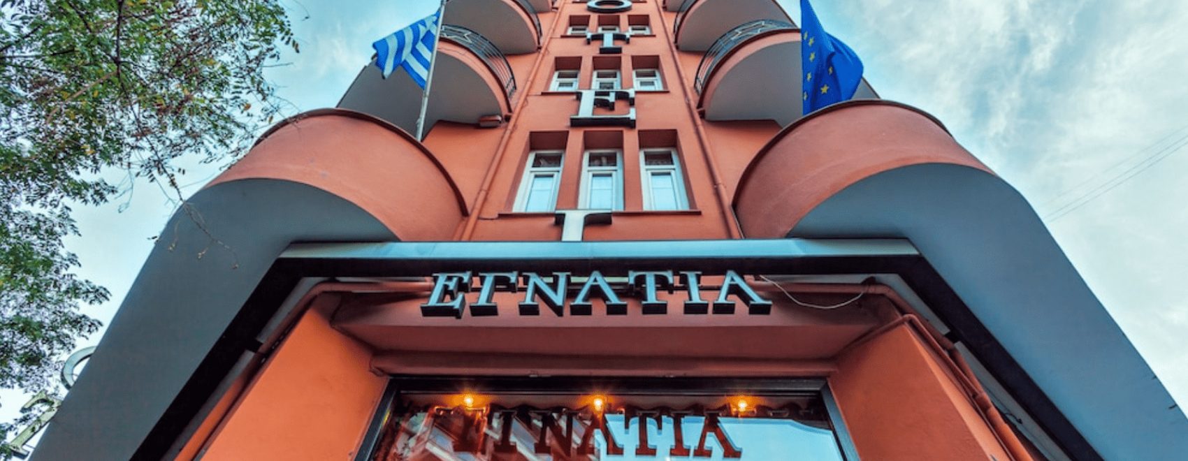 Frontfassade eines roten Hauses, steil von unten nach oben fotografiert, Hotel Egnatia