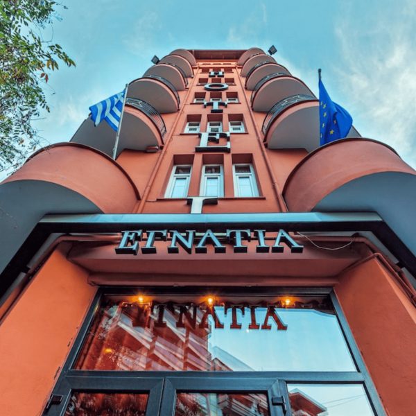 Frontfassade eines roten Hauses, steil von unten nach oben fotografiert, Hotel Egnatia