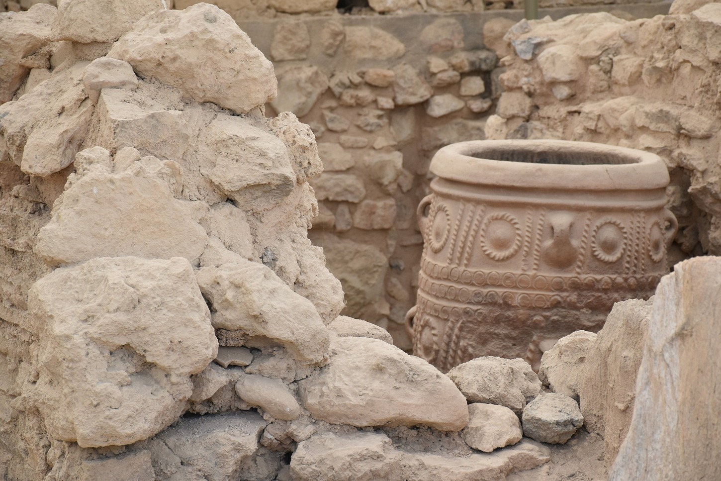 Knossos, Kreta, minoisches Vorratsgefäß inmitten von Steinen