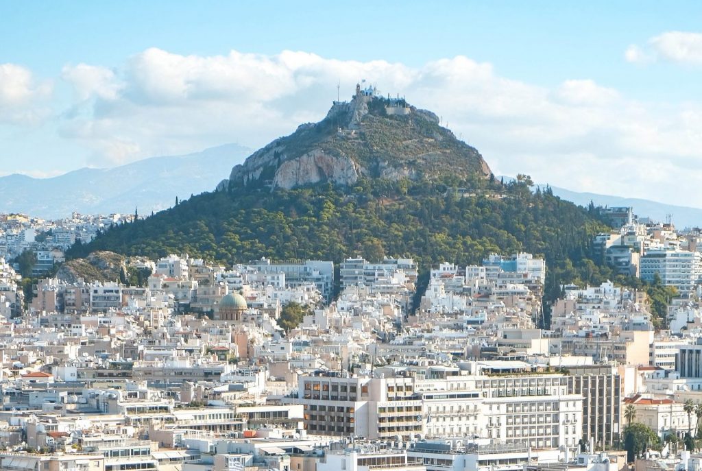 Blick über große Stadt mit vielen Häusern. im Hintergrund der Burgberg, Athen