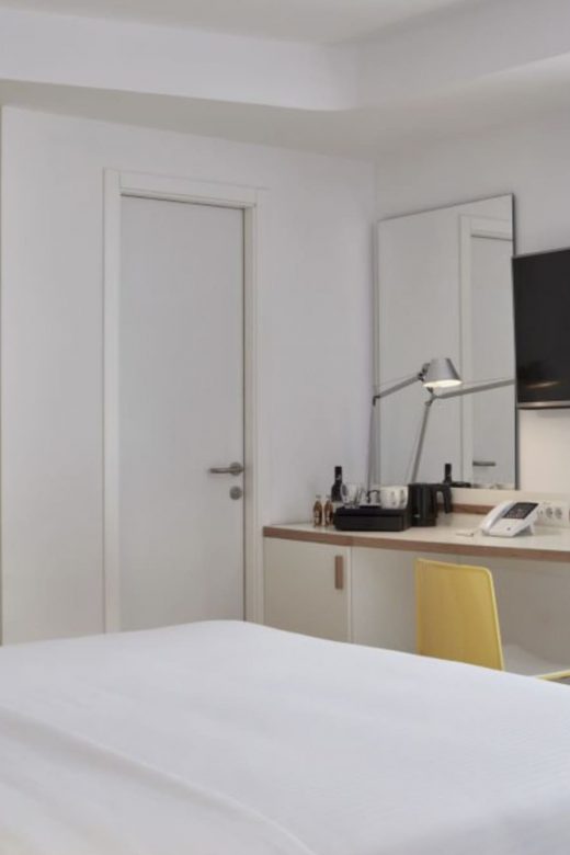 Hotelzimmer mit Bett und Schreibtisch 