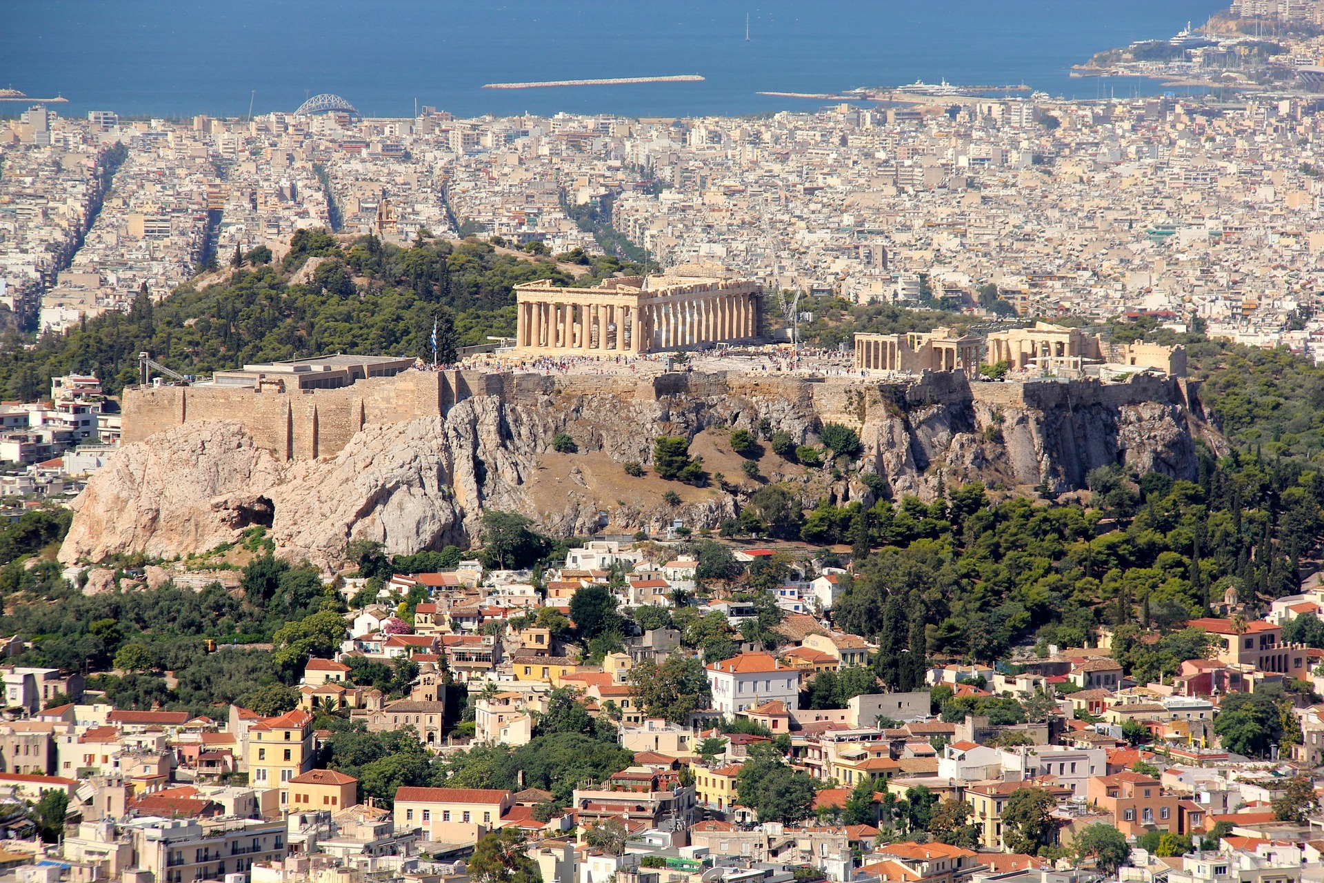 Blick auf eine Großstadt am Meer, Tag, Sonne, Athen
