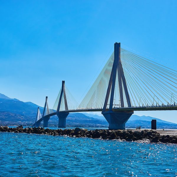 Meer, moderne Brücke, Berge, Isthmus von Korinth